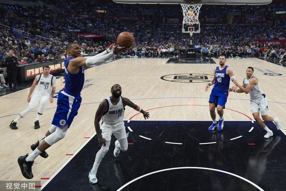 成鲜明对比 成鲜明对比